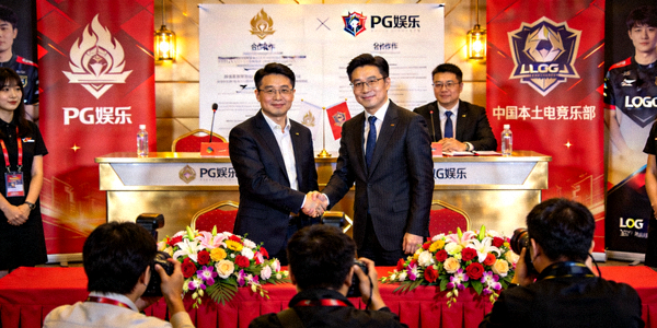 PG娱乐与中国本土电竞俱乐部签约合作仪式现场，双方代表握手合影